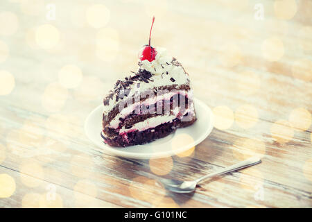 Morceau de gâteau au chocolat sur la table en bois Banque D'Images