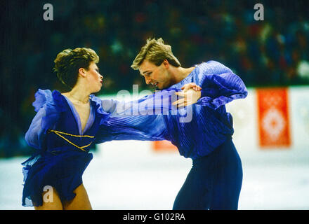 Jayne Torvill et Christopher Dean (GBR) champions olympiques en danse dans les Jeux Olympiques d'hiver de 1984 Banque D'Images