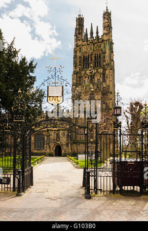 Eglise Saint Giles l'église paroissiale de Wrexham avec les portes en fer forgé réalisés en 1719 par les Frères Davies de Bersham Banque D'Images