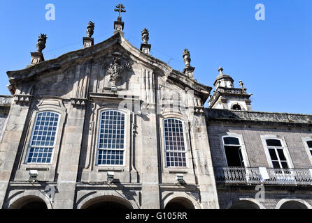 Détail de la partie supérieure de la façade de l'église de Lapa à Braga, Portugal Banque D'Images