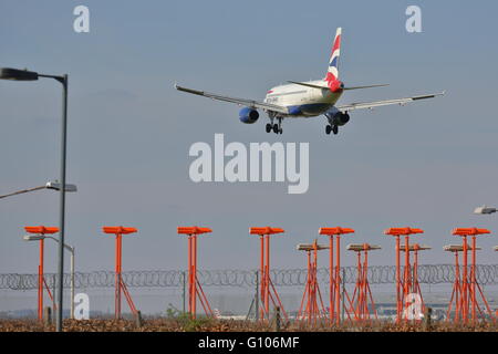 British Airways Airbus A320-200 G-EUYG dans son approche finale à l'aéroport Heathrow de Londres, Royaume-Uni, survolant les phares d'atterrissage Banque D'Images
