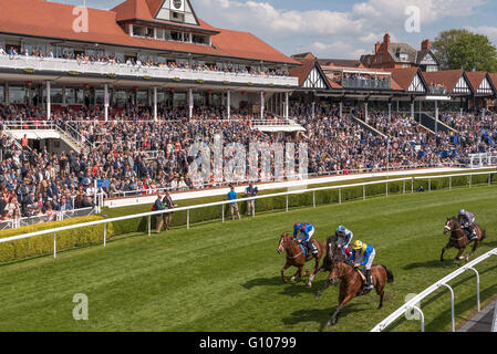 Hippodrome de Chester stand principal sur raceday nord-ouest de l'Angleterre. Banque D'Images