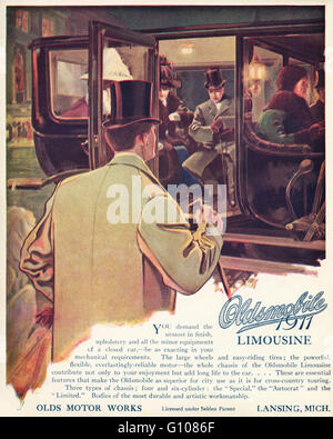 Old vintage original magazine américain annonce pleine page couleur de l'époque édouardienne datée 1910. Publicité advertising 1950 1911 par Olds Motor Works Limousine de Lansing Michigan USA Banque D'Images