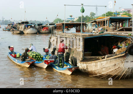 CAN THO, entassés sur le marché flottant de Cai Rang, l'activité commerciale sur le marché de plein air, au voyage du Vietnam Delta du Mékong Banque D'Images