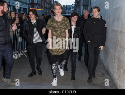 La photo vamps en arrivant à la radio 1 studios comprend : la Vamp, Connor Ball, Bradley James Simpson, McVey, Tristan Evans Où : London, Royaume-Uni Quand : 05 Avr 2016 Banque D'Images