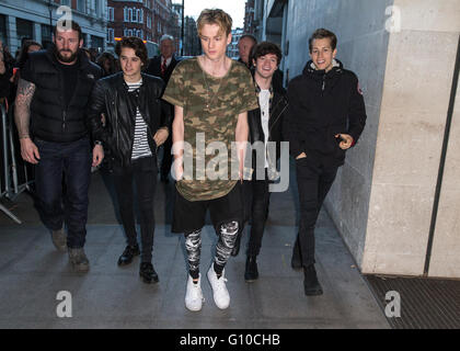 La photo vamps en arrivant à la radio 1 studios comprend : la Vamp, Connor Ball, Bradley James Simpson, McVey, Tristan Evans Où : London, Royaume-Uni Quand : 05 Avr 2016 Banque D'Images