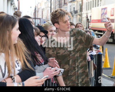 La photo vamps en arrivant à la radio 1 studios comprend : la Vamp, Tristan Evans Où : London, Royaume-Uni Quand : 05 Avr 2016 Banque D'Images