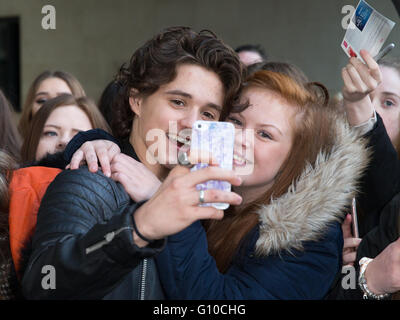 La photo vamps en arrivant à la radio 1 studios comprend : la Vamp, Bradley Simpson Où : London, Royaume-Uni Quand : 05 Avr 2016 Banque D'Images