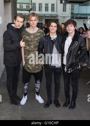 La photo vamps en arrivant à la radio 1 studios comprend : la Vamp, Connor Ball, Bradley James Simpson, McVey, Tristan Evans Où : London, Royaume-Uni Quand : 05 Avr 2016 Banque D'Images