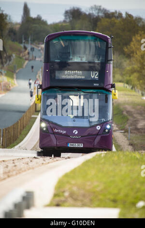 Sur les nouveaux bus mauve busway guidé conducteur et les passagers visible Banque D'Images