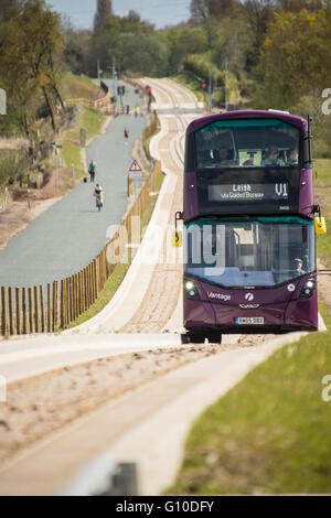 Sur les nouveaux bus mauve busway guidé conducteur et les passagers visible Banque D'Images