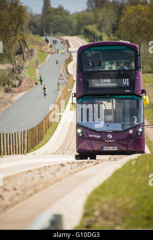 Sur les nouveaux bus mauve busway guidé conducteur et les passagers visible Banque D'Images