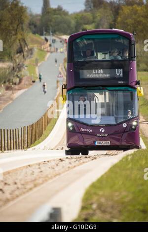 Sur les nouveaux bus mauve busway guidé conducteur et les passagers visible Banque D'Images