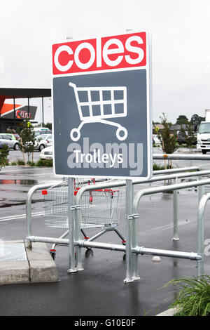 Dans un chariot de supermarché Coles Bay en stationnement pour les clients contre un chariot sign Banque D'Images