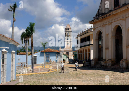 L'église de la Sainte Trinité et clocher du couvent de San Francisco, baigné de lumière du soir, la Plaza Mayor, Trinidad, Site du patrimoine mondial de l'UNESCO, Cuba, Antilles Banque D'Images