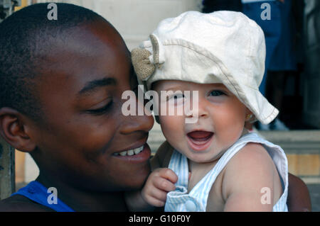 Un adolescent dans ses bras un bébé à l'étranger, Trinity, à Cuba. Banque D'Images