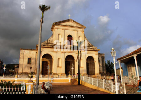 L'église de la Sainte Trinité baigné de lumière du soir, la Plaza Mayor, Trinidad, Site du patrimoine mondial de l'UNESCO, Cuba, Antilles Banque D'Images