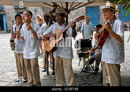 Les musiciens jouent des rythmes cubains dans les rues de La Havane. La musique, Vieille Havane, Cuba. Music band jouant à l'extérieur d'un restaurant, La Havane Banque D'Images