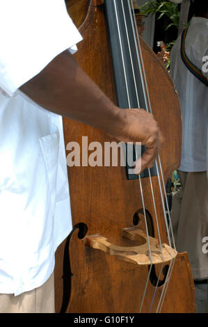 La musique de rue dans la Vieille Havane, Cuba, Antilles, Amérique centrale. Le contrebassiste La Havane Cuba Caraïbes Banque D'Images