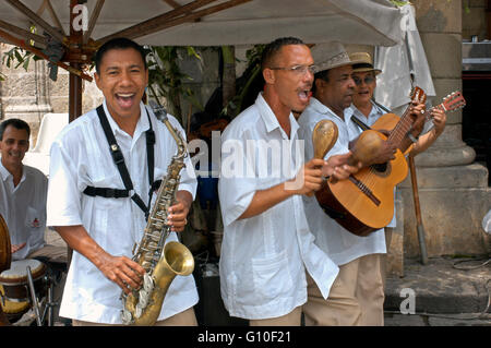 Les musiciens jouent des rythmes cubains dans les rues de La Havane. La musique, Vieille Havane, Cuba. Music band jouant à l'extérieur d'un restaurant, La Havane Banque D'Images