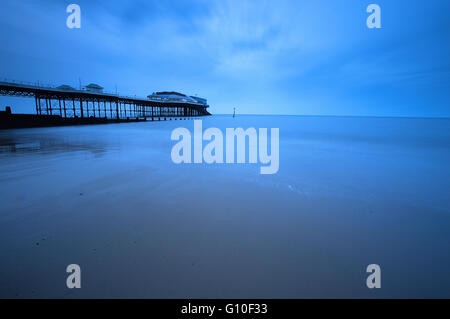 Une longue exposition de la plage de la jetée de Cromer juste avant le coucher du soleil Banque D'Images