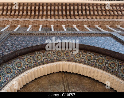 Fragment d'architecture arabesque, porte de Imperial Palace à Casablanca, Maroc Banque D'Images