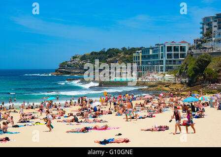 Les gens sur la plage de Bondi pour des vacances en été, Sydney, New South Wales, Australia Banque D'Images