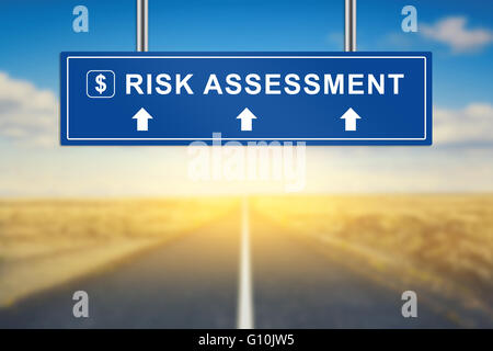 Mots clés de l'évaluation des risques sur la route bleue signe avec arrière-plan flou Banque D'Images