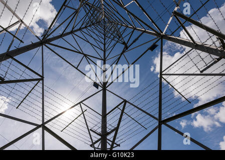Jusqu'à dans le cadre d'un pylône d'électricité avec ciel bleu clair au-dessus. Banque D'Images