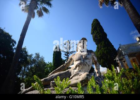 Mourir Achille (thniskon-81) dans les jardins de l'Achilleion palace dans le village de Gastouri (sisi du bien-aimé de l'été grec Banque D'Images