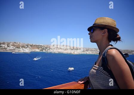 Jeune femme à la recherche de pont de croisière à Mykonos Banque D'Images