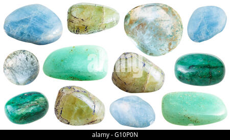 Ensemble de divers beryl (aigue-marine, beril, emerald) pierres minérales naturelles et de pierres précieuses isolé sur fond blanc Banque D'Images
