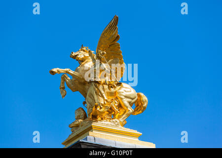 Vue rapprochée de la sculpture sur le pilier sur le pont du Pont Alexandre III, Paris, France Banque D'Images