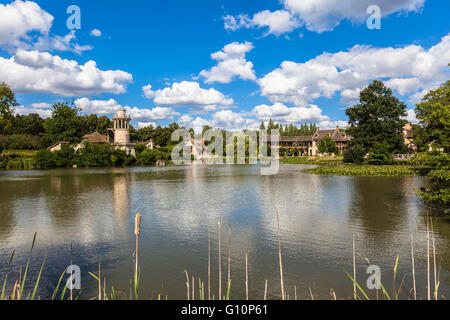 Vue de l'ancien hameau de la Reine Marie-Antoinette's estate près de palais de Versailles, Paris, France Banque D'Images