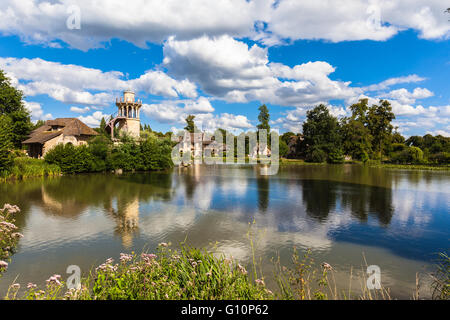 Vue de l'ancien hameau de la Reine Marie-Antoinette's estate près de palais de Versailles, Paris, France Banque D'Images