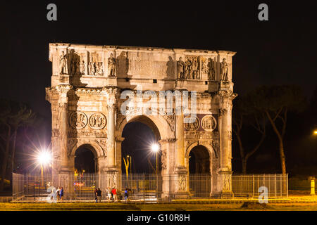 Vue de nuit Arc de Constantin près du Colisée à Rome, Italie Banque D'Images