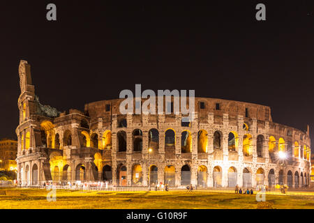 Vue de nuit sur le Colisée à Rome, Italie Banque D'Images