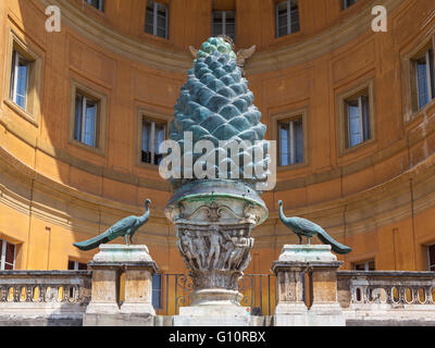 Cône et peacock statues dans countyard de Vatican Museum Banque D'Images