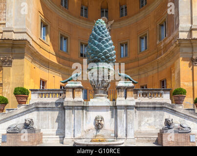 Cône et peacock statues en cour du musée du Vatican Banque D'Images