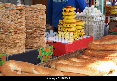 Un marché en plein air, wc séparés avec un assortiment de pains et d'œufs dans le quartier chrétien de la vieille ville de Jérusalem, Israël. Banque D'Images