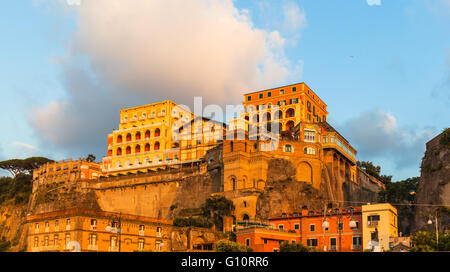 Vue sur Sorrente au coucher du soleil, ,une ville sur la côte amalfitaine en Italie. Banque D'Images