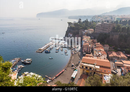 Vue sur le port de Sorrente dans la matinée, sur la côte amalfitaine en Italie Banque D'Images