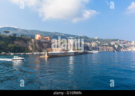 Rues de la région de Sorrento sur la ligne de côte de la mer Méditerranée dans le sud de l'Italie, vue depuis le bateau Banque D'Images