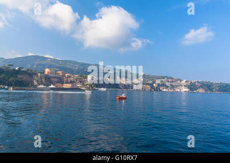 Rues de la région de Sorrento sur la ligne de côte de la mer Méditerranée dans le sud de l'Italie, vue depuis le bateau dans le soleil matinal. Banque D'Images