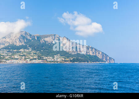 Vue panoramique de l'île de Capri sur le bateau de la Mer Méditerranée Banque D'Images