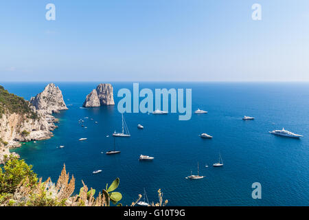 Vue sur les falaises de Faraglioni et la mer Tyrrhénienne, sur l'île de Capri, Italie, Europe Banque D'Images