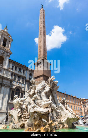 La célèbre Fontaine des Quatre Fleuves avec obélisque au milieu de la Place Navone à Rome, Italie Banque D'Images
