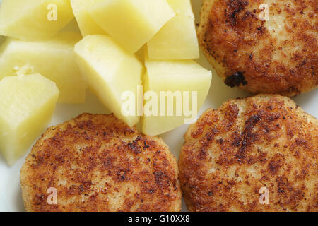 Galettes de poisson frit préparé avec des pommes de terre Banque D'Images