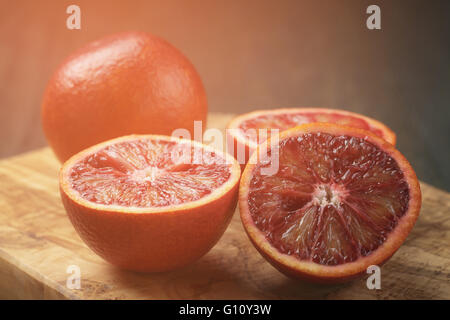 Panneaux oranges siciliennes rouge sur table en bois Banque D'Images