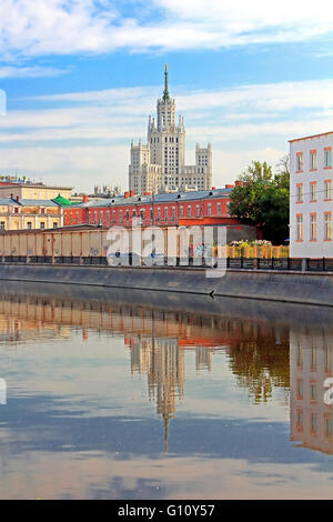 Bâtiment de style l'empire de Staline et reflet dans l'eau à Moscou, Russie Banque D'Images